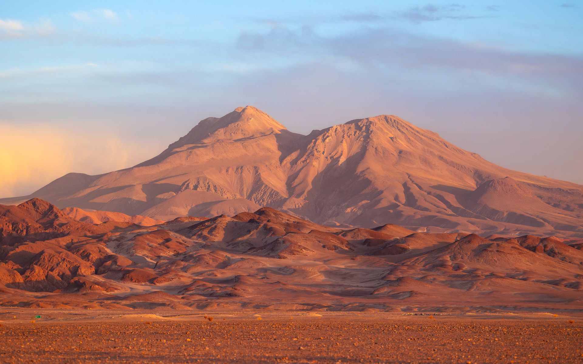 Montañas del desierto de Atacama bajo cielo azul