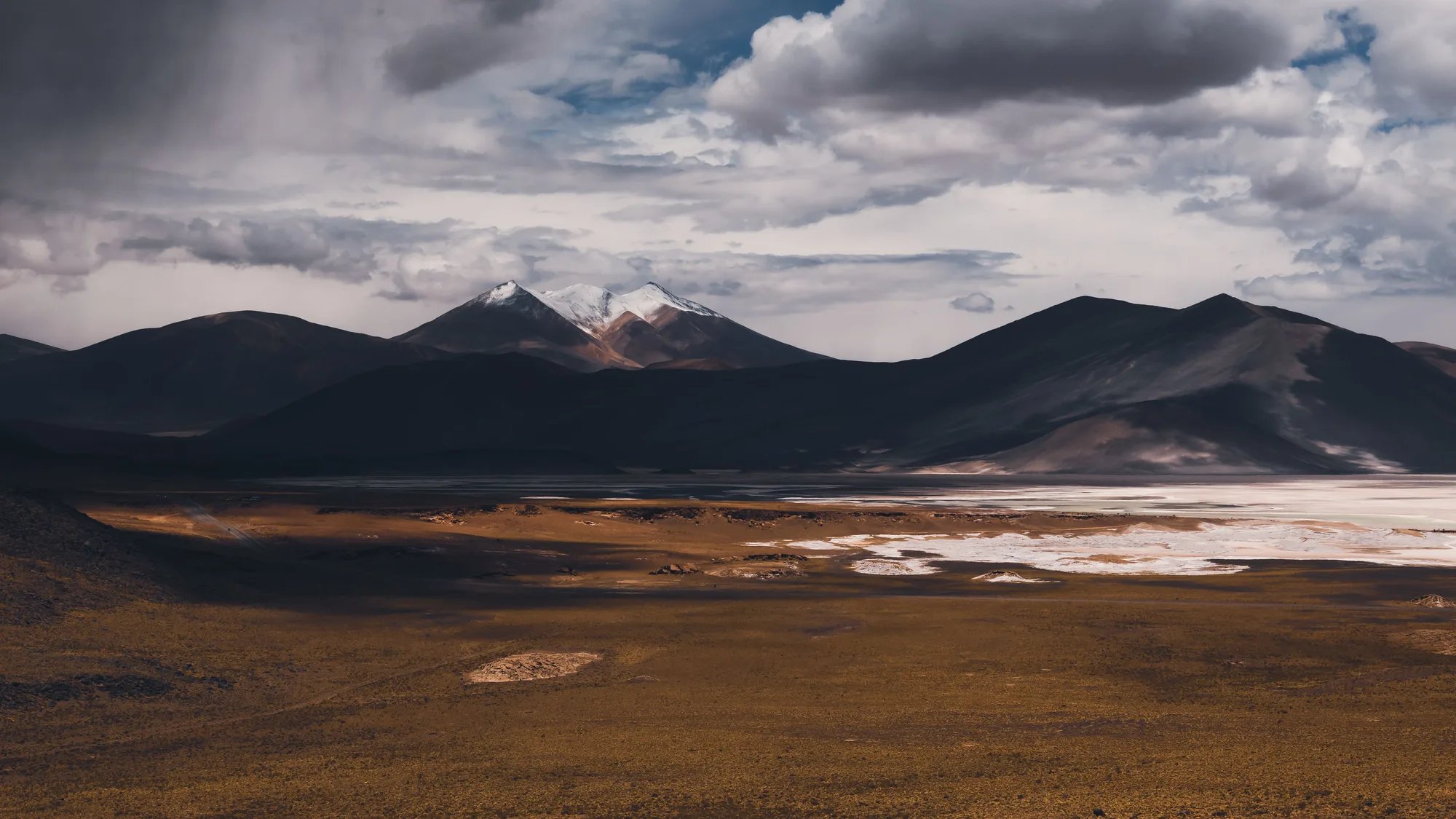 Paisaje del altiplano y salar de Atacama