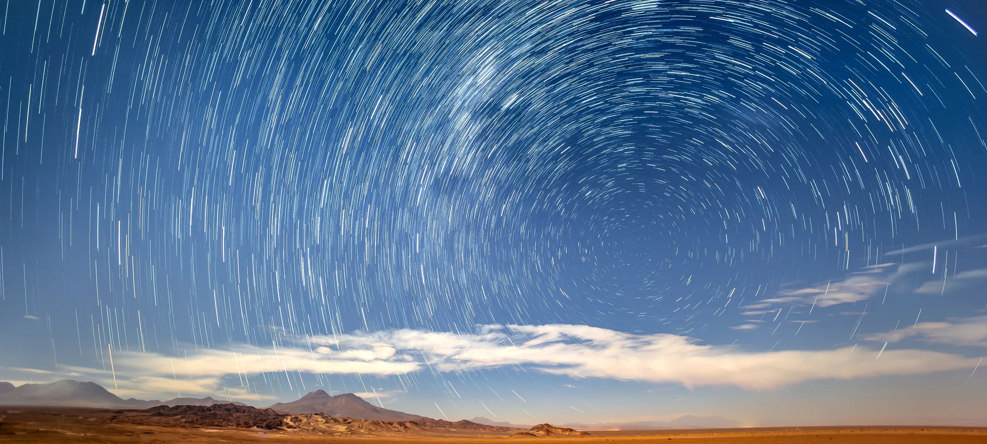 Cielo estrellado luminoso sobre el desierto de Atacama